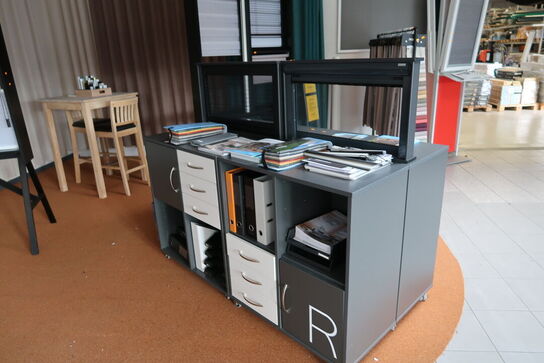 4 stk. reoler med indhold