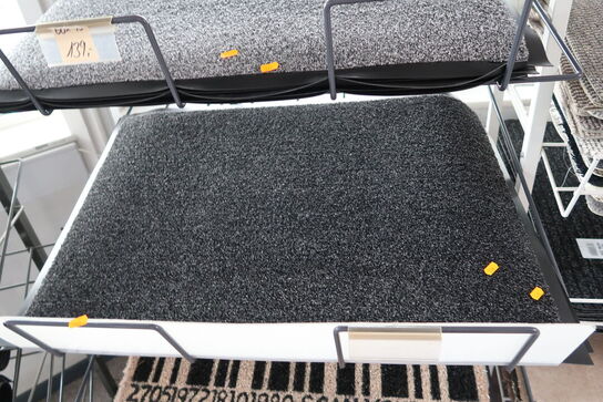 Hylde med dørmåtter