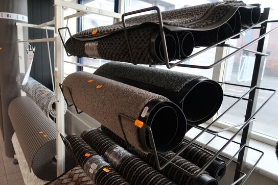 Hylde med dørmåtter