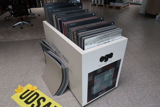 Reol med div. Prøver EGE