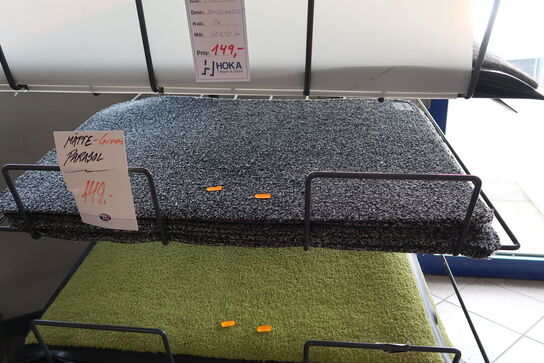 Hylde med dørmåtter