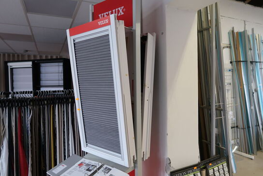 Stativ med 2 stk. vinduer VELUX med gardiner