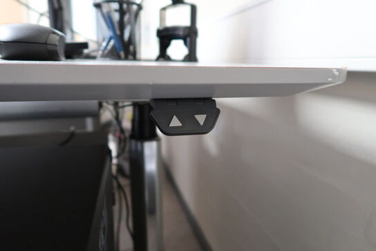 El. hæve/sænke skrivebord uden indhold samt skuffemodul og kontorstol