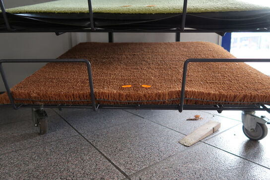 Hylde med dørmåtter