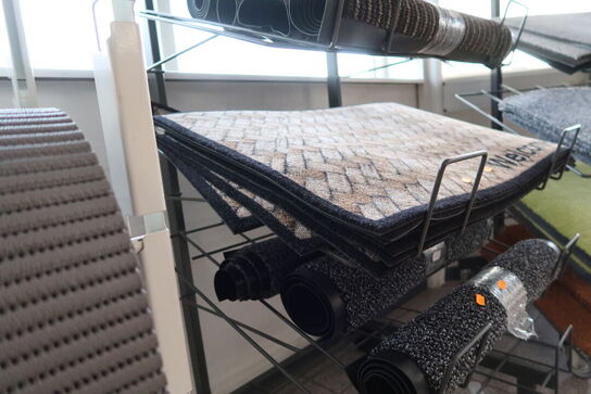 Hylde med dørmåtter