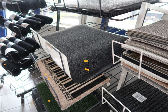 Hylde med dørmåtter