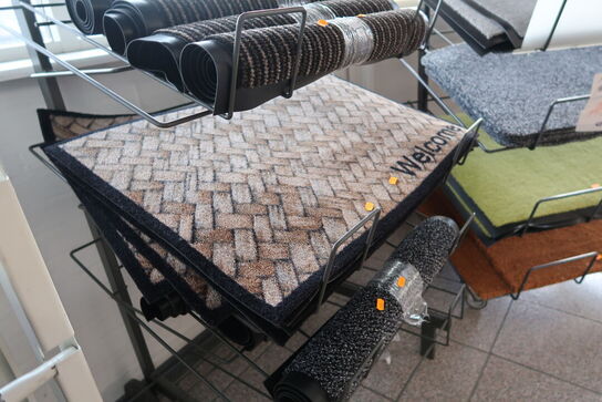 Hylde med dørmåtter