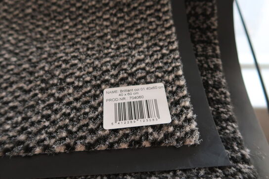 Hylde med dørmåtter