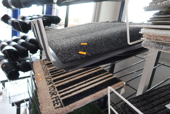 Hylde med dørmåtter