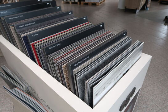 Reol med div. Prøver EGE