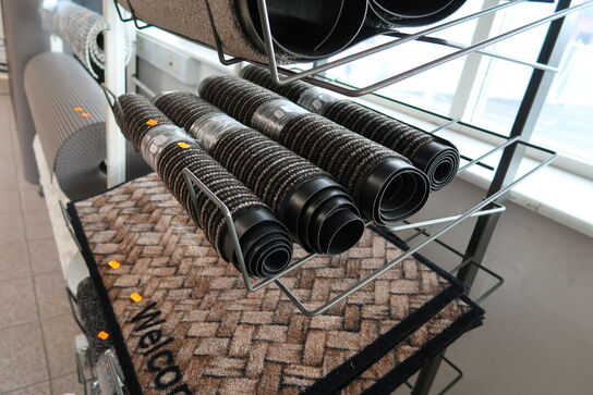 Hylde med dørmåtter