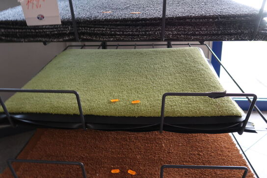 Hylde med dørmåtter