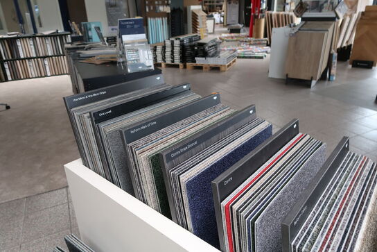 Reol med div. Prøver EGE