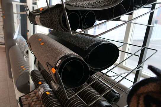 Hylde med dørmåtter