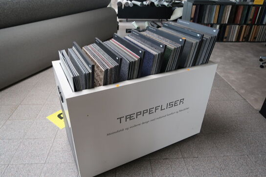 Reol med div. Prøver EGE