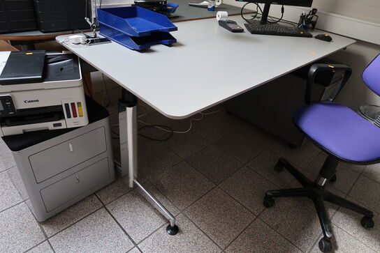 El. hæve/sænke skrivebord uden indhold samt skuffemodul og kontorstol