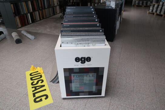 Reol med div. Prøver EGE