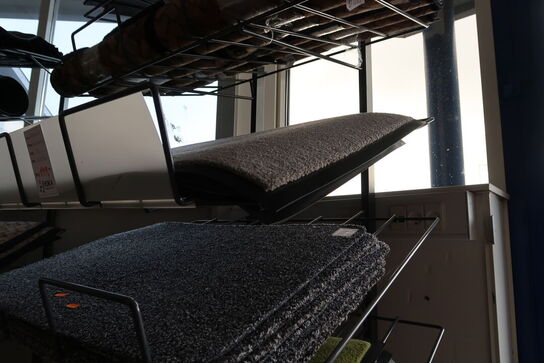 Hylde med dørmåtter