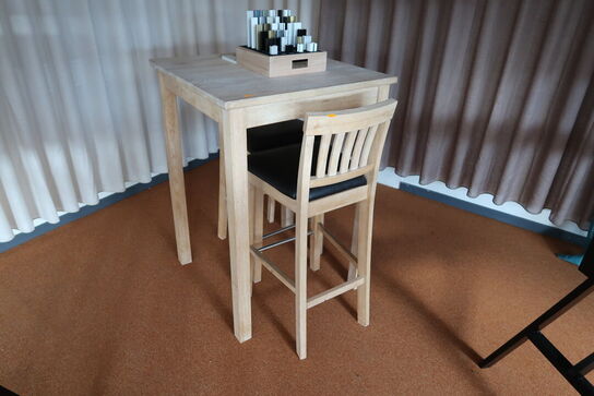 Barbord med 2 stk. barstole