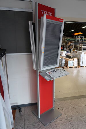 Stativ med 2 stk. vinduer VELUX med gardiner