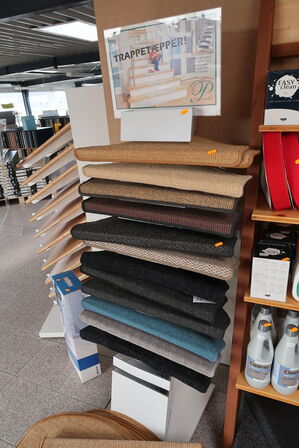 Stativ med div. Trappetæpper