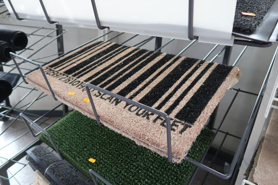 Hylde med dørmåtter