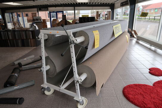 Stativ til gulvtæpperuller uden indhold