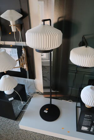 Gulvlampe LE KLINT Shibui Sort