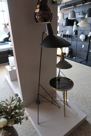 Gulvlampe &TRADITION Tripod HM8 Black