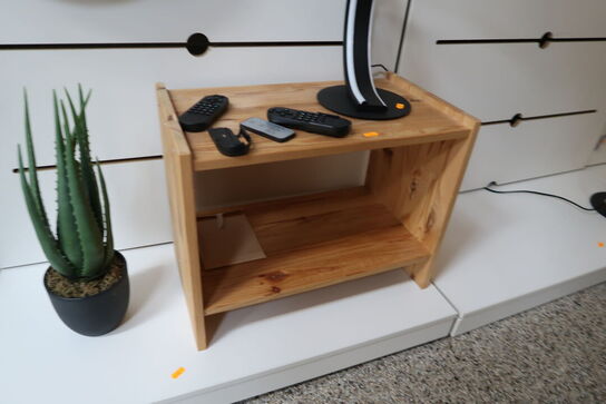 Sidebord uden indhold samt kunstig plante