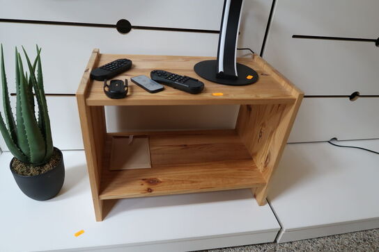 Sidebord uden indhold samt kunstig plante