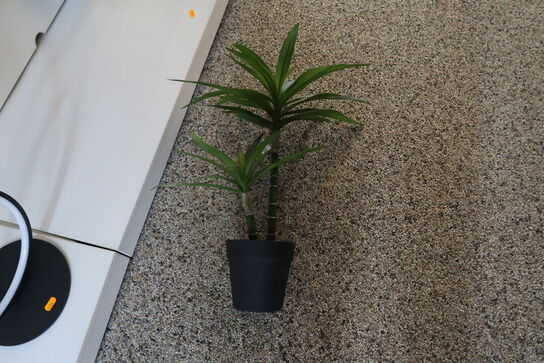 Sidebord uden indhold samt kunstig plante
