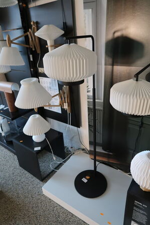 Gulvlampe LE KLINT Shibui Sort