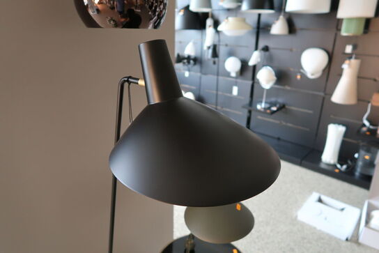Gulvlampe &TRADITION Tripod HM8 Black