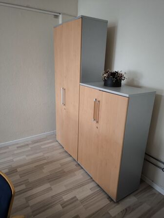 Konferencebord FORA FORM med 10 stole samt 2 stk. skabe uden indhold