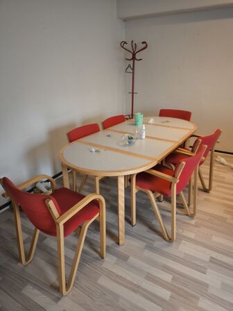 Spisebord med 6 stole samt stumtjener