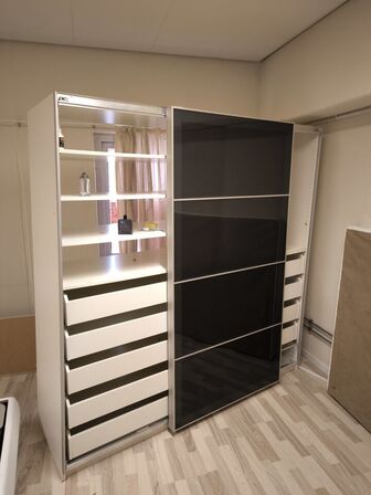 Klædeskab (se beskrivelse)