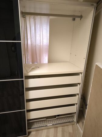 Klædeskab (se beskrivelse)