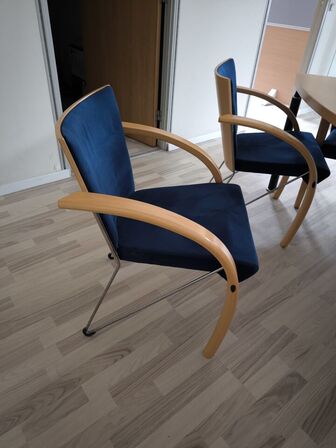 Konferencebord FORA FORM med 10 stole samt 2 stk. skabe uden indhold