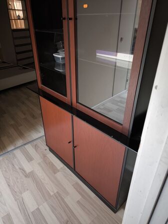 Vitrineskab uden indhold