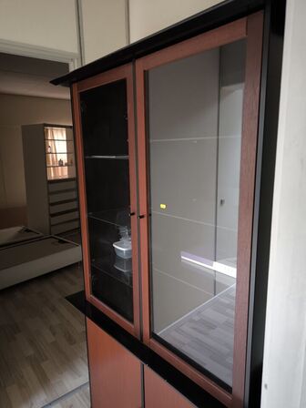 Vitrineskab uden indhold
