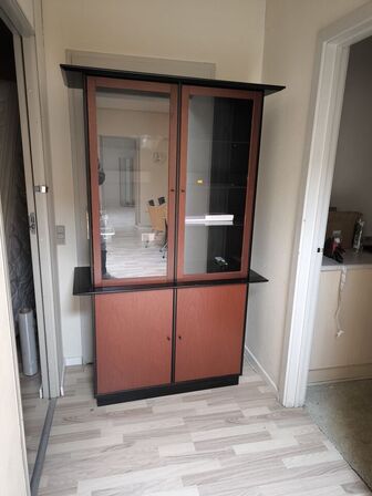 Vitrineskab uden indhold