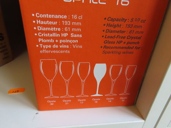 Blandede kasser med glas. Vin, champagne og vandglas