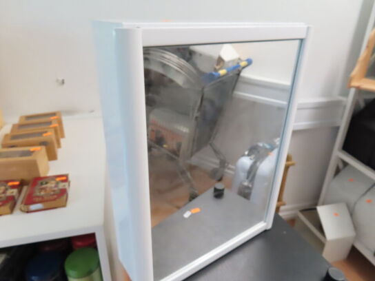 Medicinskab med skydelåge