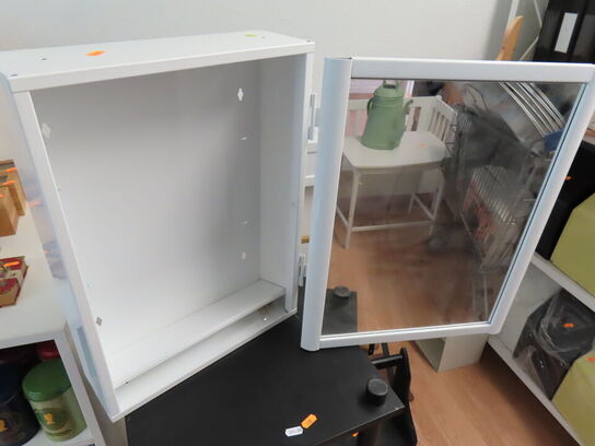 Medicinskab med skydelåge