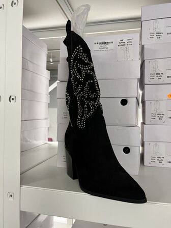 4 par støvler i blandet størrelser