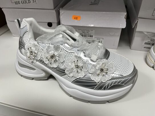 Damesko Sneakers m. Blomster str. 41