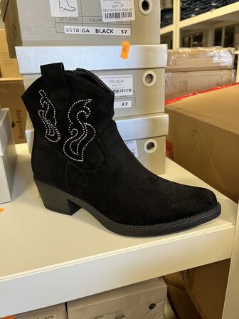 4 par støvler i blandet størrelser