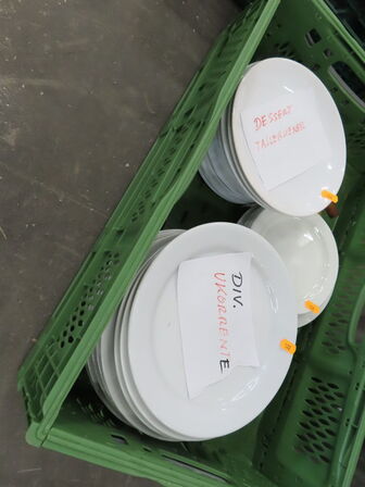 Kasser med blandet porcelæn og fade