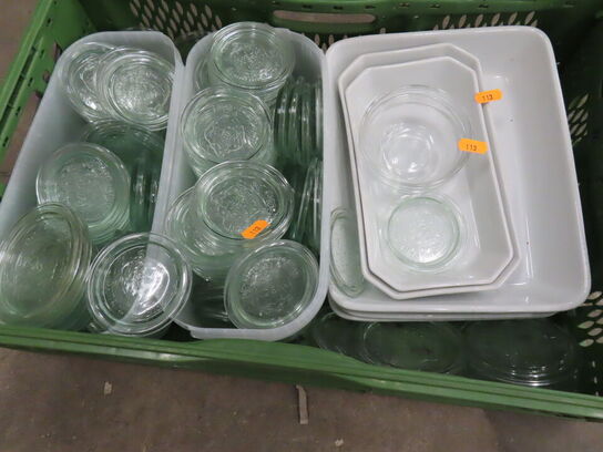 8 Kasser med blandede fade og glas